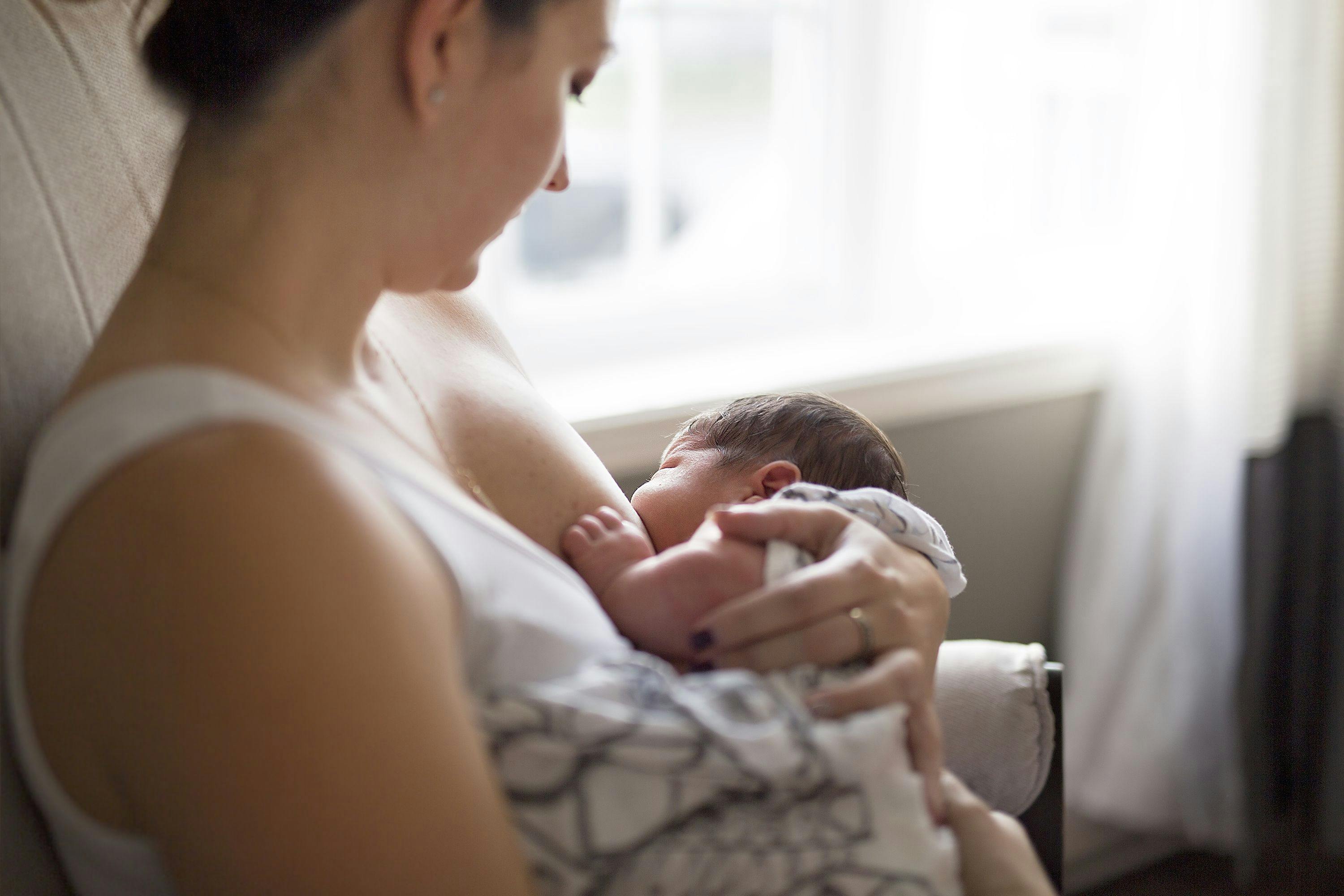 Can newborn babies breathe during breastfeeding? 