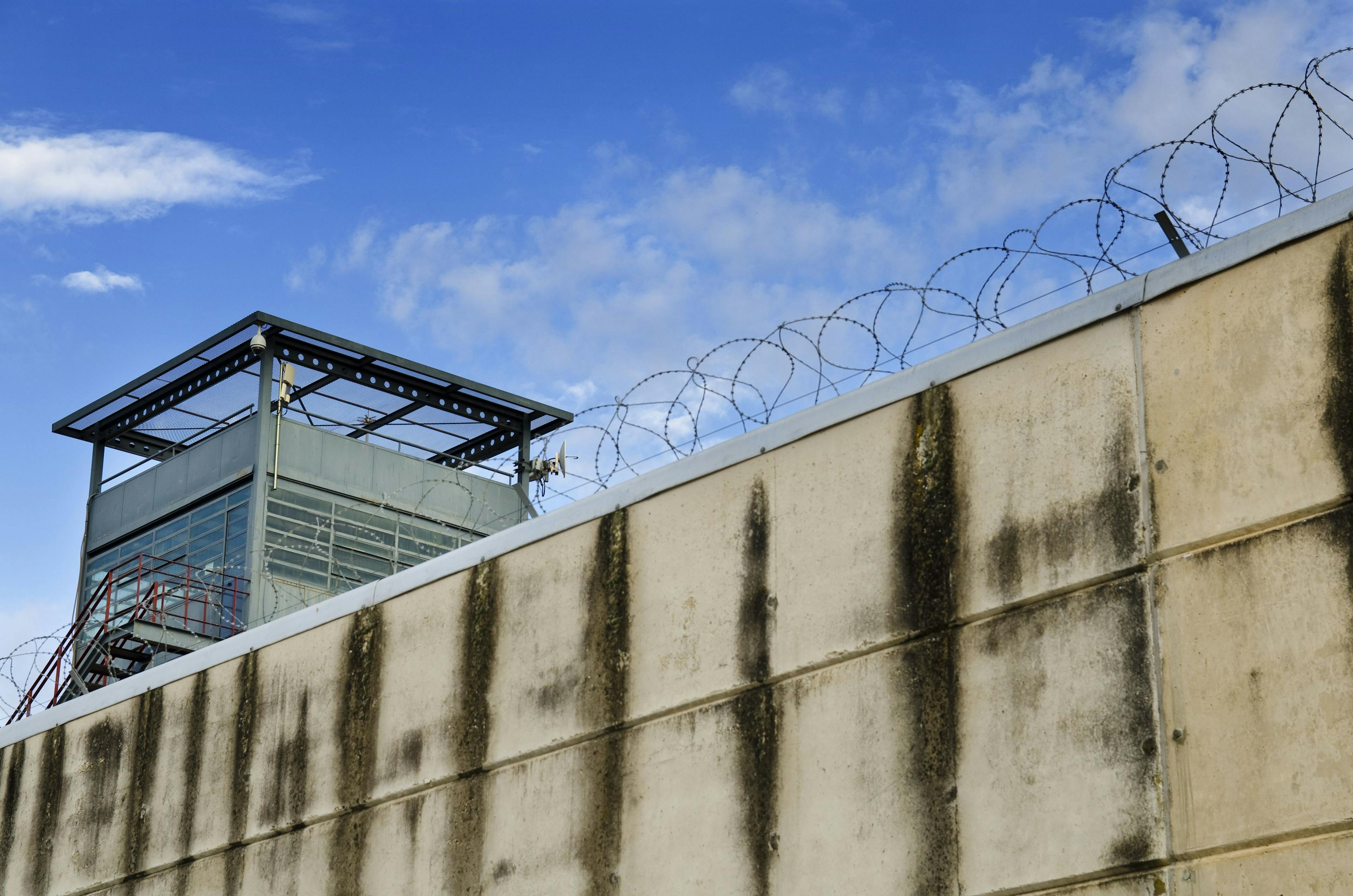 Female contraception policies at US prisons and jails