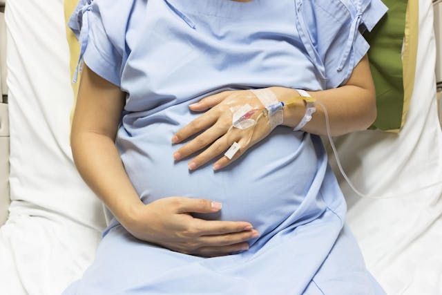 Pregnant patient in hospital / mikumistock - stock.adobe.com